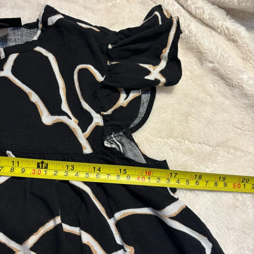 Who What Wear Top XS Black White Gold Abstract Short Sleeved Ruffle Blouse Rayon